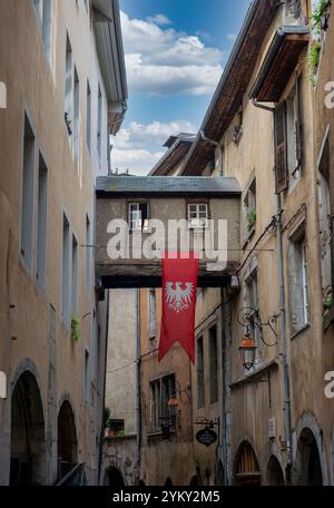 Die Rue Basse du Chateau in Chambery, ein Teil ihrer mittelalterlichen Geschichte, eine alpine Stadt im 11. Jahrhundert im Südosten Frankreichs und einst Heimat des Philosophen Rouss Stockfoto