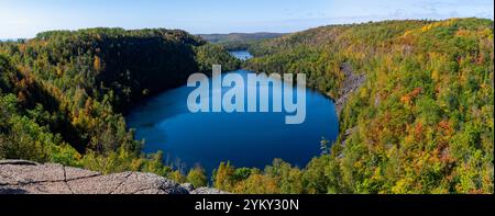 Panoramafoto von Bear Lake, Tettegouche State Park, in der Nähe von Silver Bay, Minnesota, USA an einem wunderschönen Herbstnachmittag. Stockfoto