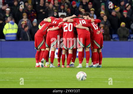 CARDIFF, GROSSBRITANNIEN. März 2024. Players of Wales drängen sich vor dem Play-Off-Finale der Europameisterschaft 2024 zwischen Wales und Polen am 26. März 2024 im Cardiff City Stadium (PIC von John Smith/FAW) Credit: Football Association of Wales/Alamy Live News Stockfoto