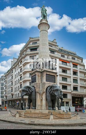 La Fontaine des Elefants. Dieser Brunnen aus dem Jahr 1838 ehrt einen Feldherrn und hat vier Elefanten, die Wasser durch ihre Stämme spritzen. Er ist ein Wahrzeichen der Region Stockfoto