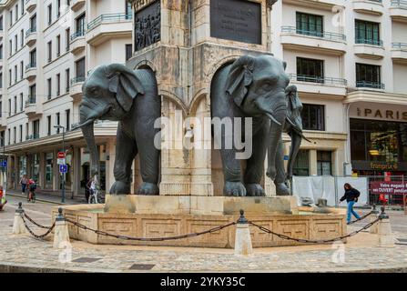 La Fontaine des Elefants. Dieser Brunnen aus dem Jahr 1838 ehrt einen Feldherrn und hat vier Elefanten, die Wasser durch ihre Stämme spritzen. Er ist ein Wahrzeichen der Region Stockfoto