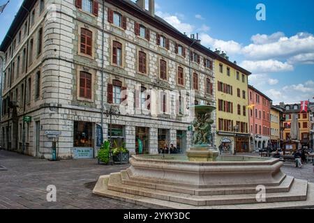 Der Brunnen am Place Saint-Leger in Chambery, einer alpinen Stadt im Südosten Frankreichs und einst Heimat des Philosophen Rousseau Stockfoto