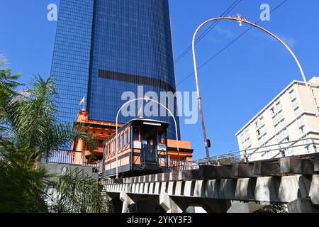 LOS ANGELES, KALIFORNIEN - 18. November 2024: Angels Flight ist ein Wahrzeichen und historisches 2 ft 6 in der Schmalspurbahn im Bunker Hill District o Stockfoto