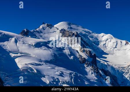 Der Schneegipfel des Mont Blanc, der höchste Gipfel Europas, liegt in den Alpen. Eine atemberaubende Landschaft mit schneebedeckten Gipfeln und rauem Gelände Stockfoto