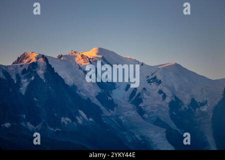 Der Schneegipfel des Mont Blanc, der höchste Gipfel Europas, liegt in den Alpen. Eine atemberaubende Landschaft mit schneebedeckten Gipfeln und rauem Gelände Stockfoto