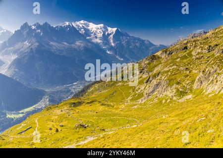 Der Schneegipfel des Mont Blanc, der höchste Gipfel Europas, liegt in den Alpen. Eine atemberaubende Landschaft mit schneebedeckten Gipfeln und rauem Gelände Stockfoto