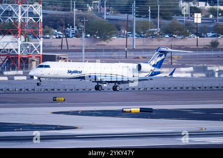 Sky Harbor International Airport, 17-17-24 Phoenix AZ USA SkyWest Airlines Bombardier CRJ700 N754EV Ankunft in 26 am Sky Harbor International Airpo Stockfoto