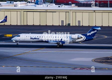 Sky Harbor International Airport, 17-17-24 Phoenix AZ USA SkyWest Airlines Bombardier CRJ700 N754EV Ankunft in 26 am Sky Harbor International Airpo Stockfoto