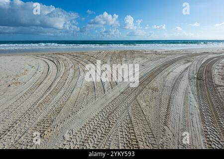 Die Reifenverfolgung erfolgt am Flinders Beach, einem beliebten Strand für Sandfahrten, North Stradbroke Island, Queensland, QLD, Australien Stockfoto