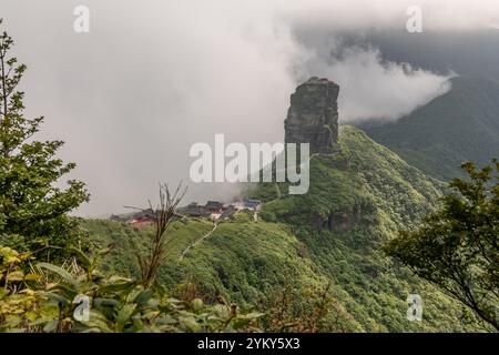 Fanjingshan neue goldene Gipfelkulisse und Blick auf das Tal im Fanjing-Berg in Guizhou China, Kopierraum für Text Stockfoto