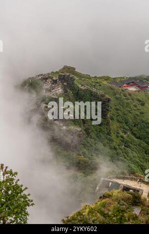 Panoramablick auf den buddhistischen Tempel Chengen vom neuen goldenen Gipfel des Fanjing Berges in Guizhou China, nebelige Landschaft Stockfoto