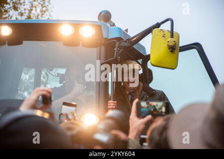 London, Großbritannien. November 2024. Nigel Farage, der Vorsitzende der Reform UK Party, wurde auf einem Traktor in der Downing Street in London gesehen. Zehntausend Bauern und Unterstützer demonstrierten draußen in der Downing Street in London nach der umstrittenen Erbschaftssteuer, die kürzlich am Budgettag von der Labour-Regierung eingeführt wurde. Quelle: SOPA Images Limited/Alamy Live News Stockfoto