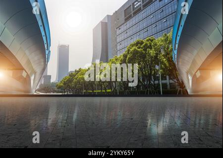 Straße Stadt Skyline im Freien Landschaft blauer Himmel. Asphaltstraße Platz und Skyline der Stadt mit moderner Gebäudelandschaft mit Blick auf moderne Gebäude Stockfoto