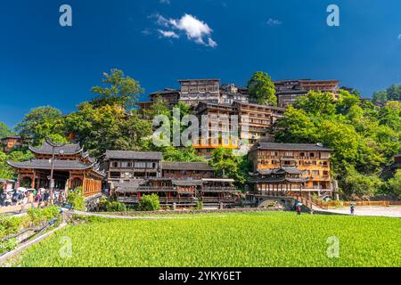 11. AUGUST 2022, XIJIANG, CHINA: Antike Holzhäuser im Dorf Kaili Leishan Xijiang Miao Stockfoto