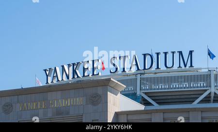 Das Schild für das Yankee Stadium ist am 19. August 2022 in New York, NY, USA zu sehen. Stockfoto