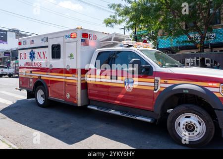 New York City, USA - 19. August 2022: Ein FDNY-Krankenwagen auf der Straße in New York City. Stockfoto