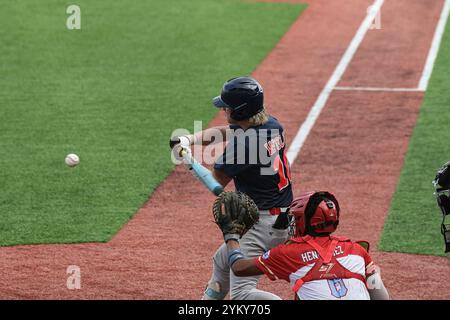 Junger Pitcher vom Team Puerto Rico, der beim Youth Baseball-Meisterschaftsspiel auf den Bahamas einen Fastball spielte Stockfoto