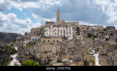 Eingebettet in Süditalien, zeigt Matera historische Landschaft seine berühmten Höhlenhäuser vor einem stimmungsvollen Himmel. Apulien Italien Stockfoto