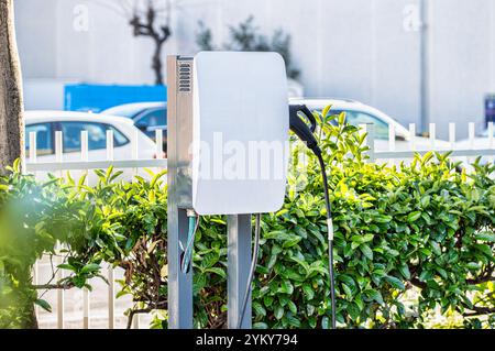 Parkplätze, die für das Aufladen von Elektrofahrzeugen mit Kopierplatz vorbereitet sind Stockfoto