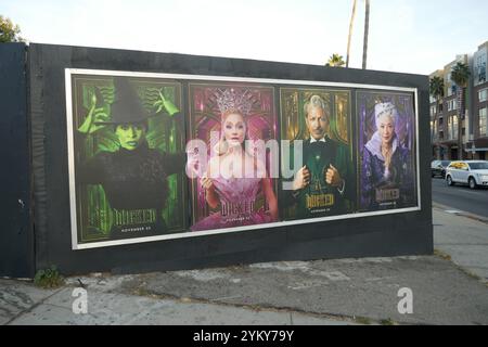 Los Angeles, Kalifornien, USA 19. November 2024 Wicked Reklametafeln mit Ariana Grande, Cynthia Erivo, Jonathan Bailey, Jeff Goldblum, Michelle Yeoh am Sunset Blvd am 19. November 2024 in Los Angeles, Kalifornien, USA. Foto: Barry King/Alamy Stock Photo Stockfoto