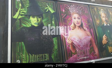 Los Angeles, Kalifornien, USA 19. November 2024 Wicked Reklametafeln mit Ariana Grande, Cynthia Erivo, Jonathan Bailey, Jeff Goldblum, Michelle Yeoh am Sunset Blvd am 19. November 2024 in Los Angeles, Kalifornien, USA. Foto: Barry King/Alamy Stock Photo Stockfoto