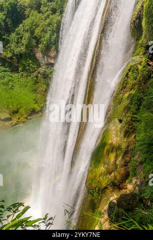 Blick nach unten auf den spektakulären Huangguoshu Wasserfall und einen doppelten Regenbogen in der Provinz Guizhou, blauer Himmel mit Kopierraum für Text Stockfoto