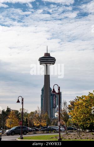 Blick auf den Skylon Tower vom Cliffton Hill in Niagara Falls, Ontario, Kanada Stockfoto