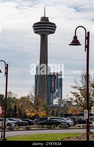 Blick auf den Skylon Tower vom Cliffton Hill in Niagara Falls, Ontario, Kanada Stockfoto