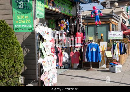 Souvenir-T-Shirts für Kinder in einem Souvenirladen an der Victoria Avenue in Cliffton Hill, Niagara Falls, Ontario, Kanada Stockfoto