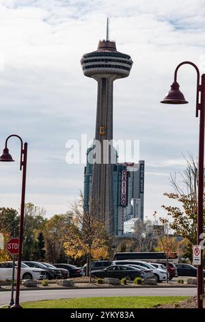 Blick auf den Skylon Tower vom Cliffton Hill in Niagara Falls, Ontario, Kanada Stockfoto