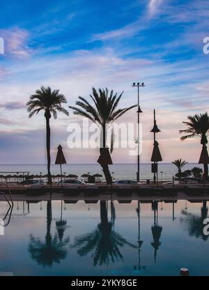 Sonnenuntergang über dem Hotelpool an der Costa del Sol in Spanien. Stockfoto