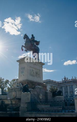 Sonnenlicht auf dem Denkmal für Philipp IV. Von Spanien, vor der Plaza de Oriente in Madrid, Spanien. Stockfoto