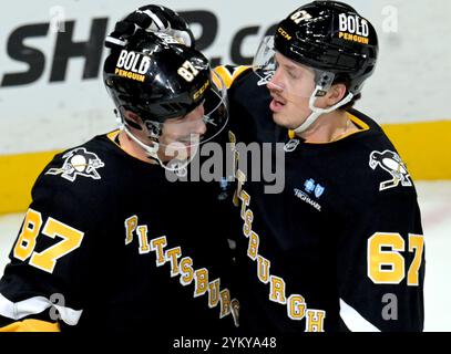 Pittsburgh, Usa. November 2024. Rickard Rakell (67) feiert sein Tor mit Sidney Crosby (87) in der zweiten Phase gegen den Tampa Bay Lightning in der PPG Paints Arena in Pittsburgh am Dienstag, den 19. November 2024. Foto von Archie Carpenter/UPI. Quelle: UPI/Alamy Live News Stockfoto