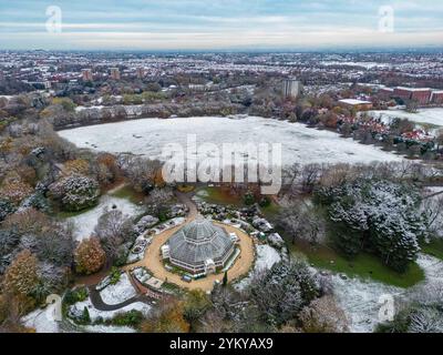 Liverpool. November 2024. Eine Luftdrohne, die am 19. November 2024 aufgenommen wurde, zeigt einen Blick auf den Sefton Park nach Schneefall in Liverpool, Großbritannien. Quelle: Xinhua/Alamy Live News Stockfoto