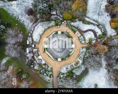 Liverpool. November 2024. Eine Luftdrohne, die am 19. November 2024 aufgenommen wurde, zeigt einen Blick auf den Sefton Park nach Schneefall in Liverpool, Großbritannien. Quelle: Xinhua/Alamy Live News Stockfoto