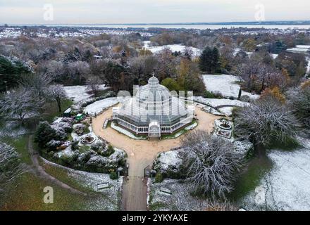 Liverpool. November 2024. Eine Luftdrohne, die am 19. November 2024 aufgenommen wurde, zeigt einen Blick auf den Sefton Park nach Schneefall in Liverpool, Großbritannien. Quelle: Xinhua/Alamy Live News Stockfoto