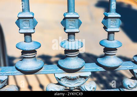 Dekorativer Metallzaun oder Geländer. Design bietet komplexe Muster und Formen, einschließlich abgerundeter und geometrischer Elemente. Handwerkskunst und Detail i Stockfoto