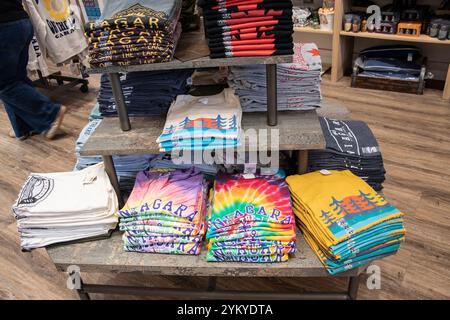Souvenir-T-Shirts zum Verkauf im „cool as a Moose“-Souvenirladen auf Clifton Hill in Niagara Falls, Ontario, Kanada Stockfoto
