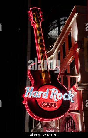 Hard Rock Cafe Schild bei Nacht auf der Falls Avenue in Clifton Hill, Niagara Falls, Ontario, Kanada Stockfoto