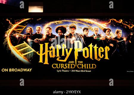 New York, Usa. November 2024. In Manhattan, New York City, wird eine Plakatwand für das Musical „Harry Potter and the Cursed Child“ am Broadway gezeigt. Quelle: SOPA Images Limited/Alamy Live News Stockfoto