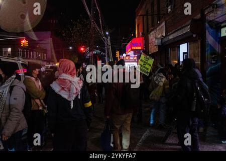 Brooklyn, NY, USA. November 2024. Pro-palästinensische Demonstranten liefen vom Kings Highway die Nostrand Avenue hinunter zur Avenue J in Midwood, trugen Plakate und palästinensische Fahnen, schlugen Trommeln und singen. Die Polizei war außer Kraft, aber es gab keinen Konflikt, und die Demonstranten brachen auf und zerstreuten sich gegen 21:25 Uhr vor Amaryllis, einem in jüdischem Besitz befindlichen Nagelsalon. Quelle: Ed Lefkowicz/Alamy Live News Stockfoto