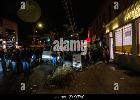 Brooklyn, NY, USA. November 2024. Pro-palästinensische Demonstranten liefen vom Kings Highway die Nostrand Avenue hinunter zur Avenue J in Midwood, trugen Plakate und palästinensische Fahnen, schlugen Trommeln und singen. Die Polizei war außer Kraft, aber es gab keinen Konflikt, und die Demonstranten brachen auf und zerstreuten sich gegen 21:25 Uhr vor Amaryllis, einem in jüdischem Besitz befindlichen Nagelsalon. Quelle: Ed Lefkowicz/Alamy Live News Stockfoto