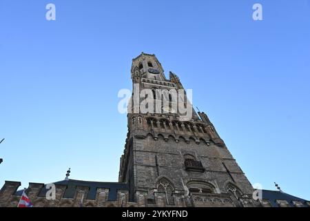 Glockenturm von Brügge (Belfort van Brugge) mit blauem Himmel – Brügge, Belgien – 23. Oktober 2024 Stockfoto