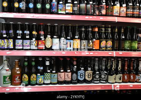 Auswahl belgischer Biere auf einem Regal – Brügge, Belgien – 23. Oktober 2024 Stockfoto