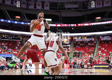 Raleigh, North Carolina, USA. November 2024. North Carolina State Wolfpack Guard DONTREZ STYLES (3) erhält in der ersten Hälfte des NCAA-Basketballspiels für Männer ohne Konferenz zwischen den Colgate Raiders und NC State Wolfpack im Lenovo Center in Raleigh, North Carolina, den Rebound. (Kreditbild: © Israel Anta via ZUMA Press Wire) NUR REDAKTIONELLE VERWENDUNG! Nicht für kommerzielle ZWECKE! Stockfoto