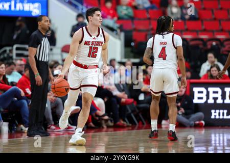 Raleigh, North Carolina, USA. November 2024. MICHAEL O’CONNELL (12), der den Ball in der ersten Hälfte des NCAA-Basketballspiels zwischen den Colgate Raiders und NC State Wolfpack im Lenovo Center in Raleigh, North Carolina, durchläuft. (Kreditbild: © Israel Anta via ZUMA Press Wire) NUR REDAKTIONELLE VERWENDUNG! Nicht für kommerzielle ZWECKE! Stockfoto