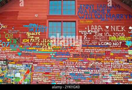 Das historische Anderson Dock Warehouse, das mit Bootsführern bedeckt ist Graffiti, Ephraim, Door County, Wisconsin, USA Stockfoto