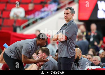 Raleigh, North Carolina, USA. November 2024. Colgate Raiders Head Coach MATT LANGEL war in der zweiten Hälfte des NCAA-Basketballspiels zwischen den Colgate Raiders und NC State Wolfpack im Lenovo Center in Raleigh, North Carolina. (Kreditbild: © Israel Anta via ZUMA Press Wire) NUR REDAKTIONELLE VERWENDUNG! Nicht für kommerzielle ZWECKE! Stockfoto