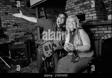 Das Musical-Duo Lightning & Thunder trat 1999 in Chicago auf. Stockfoto