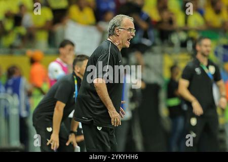 Salvador, Brasilien. November 2024. Uruguay-Trainer Marcelo Bielsa reagiert am 19. November 2024 im Arena Fonte Nova Stadion in Salvador, Brasilien, während des Spiels zwischen Brasilien und Uruguay für die 12. Runde der FIFA 2026-Qualifikation. Foto: Heuler Andrey/DiaEsportivo/Alamy Live News Credit: DiaEsportivo/Alamy Live News Stockfoto